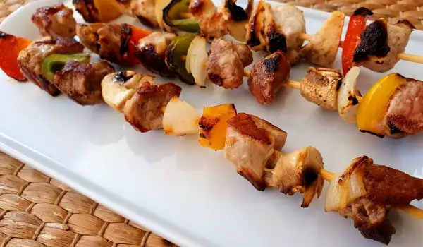Шашлык из свиного окорока и овощей