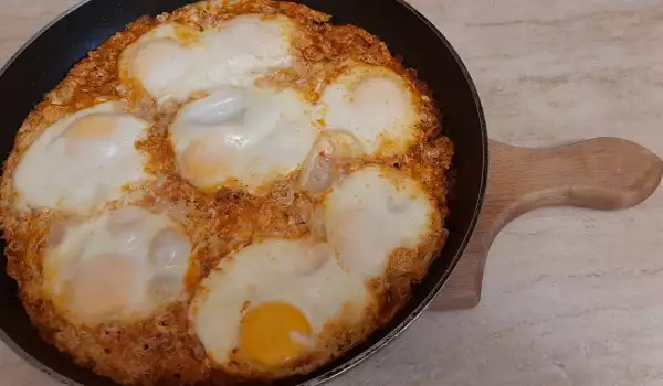 Яйца с брынзой на сковороде