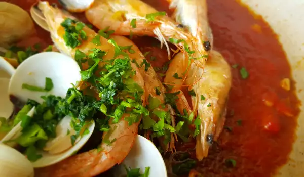 Тальятелле с морепродуктами в томатном соусе