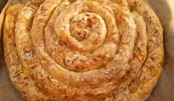 Сладкая баница с яблоками и грецкими орехами