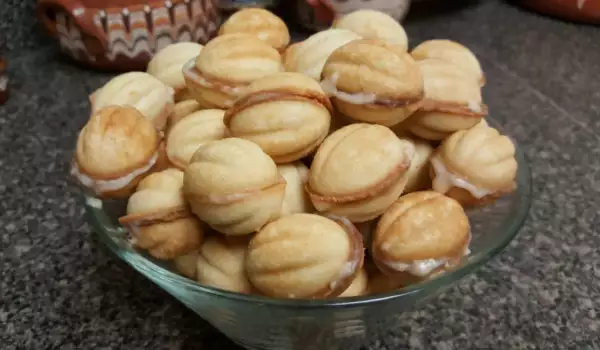 Сладкие грецкие орешки из теста