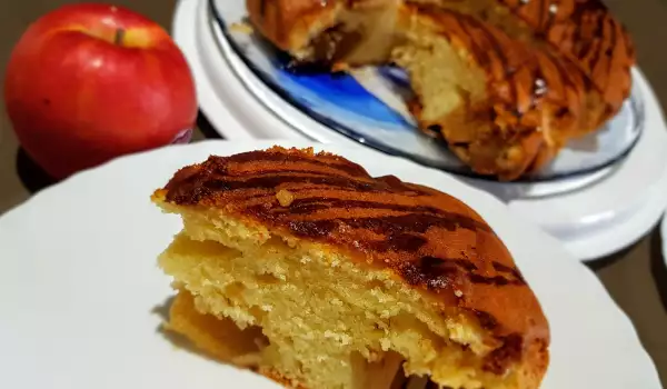 Пирог с карамелизированными яблоками и сметаной