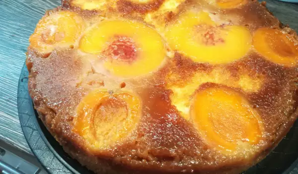 Карамельный пирог с абрикосами и персиками