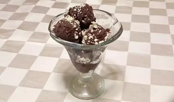 Домашнее шоколадное мороженое со сливками