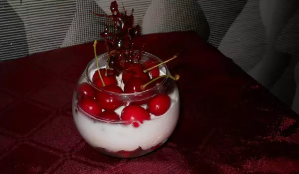 Сливочный десерт с маскарпоне и фруктами