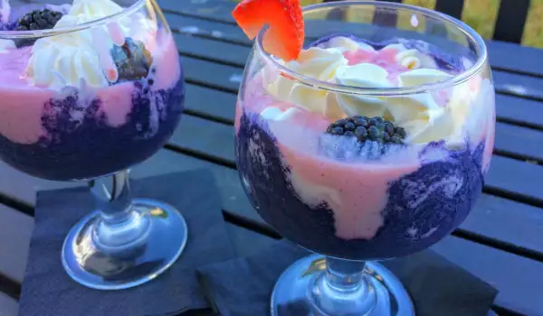 Сливочный коктейль с ежевикой и клубникой