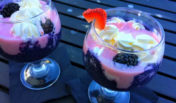 Сливочный коктейль с ежевикой и клубникой