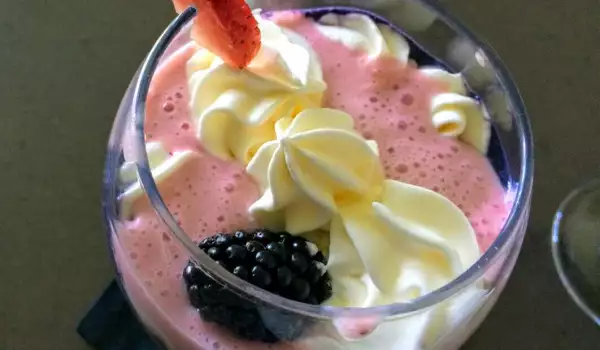 Сливочный коктейль с ежевикой и клубникой