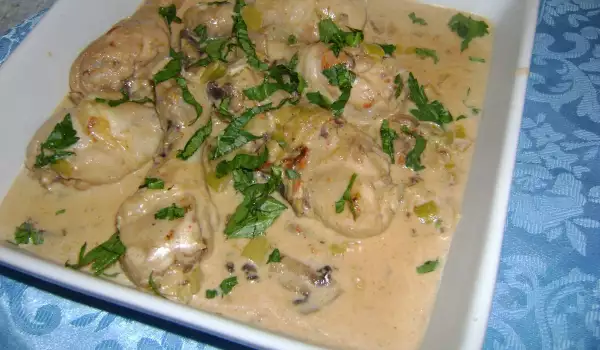 Сливочная курица с грибами и луком-пореем в мультиварке