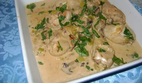 Сливочная курица с грибами и луком-пореем в мультиварке