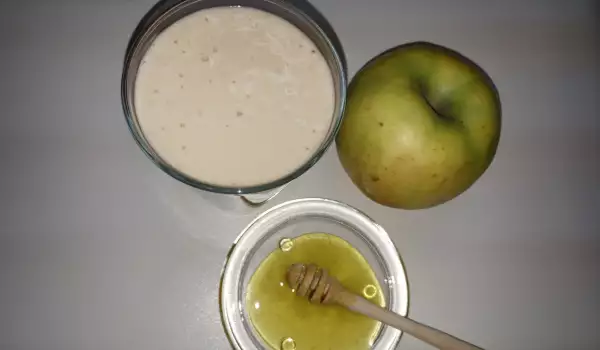 Полезное смузи с яблоком и бананом