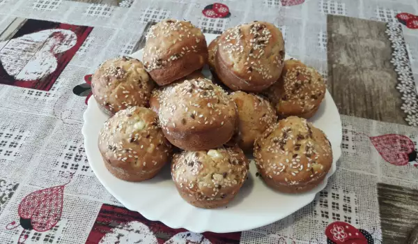 Соленые маффины с брынзой и семенами