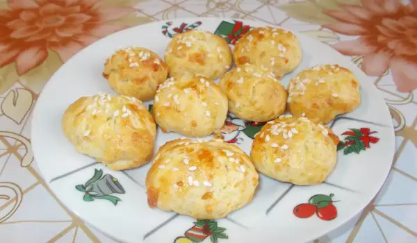 Соленое печенье с сыром и кунжутом