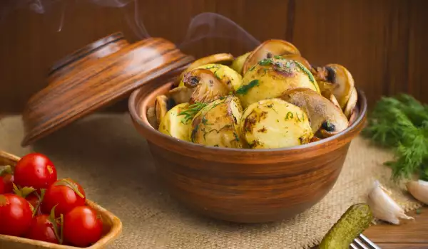 Картошка соте с грибами, чесноком и укропом