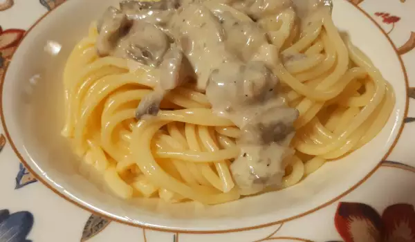 Спагетти с белым соусом и грибами