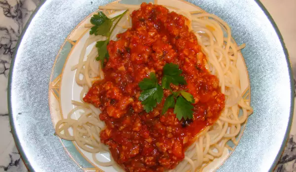Спагетти с мясным фаршем и томатным соусом