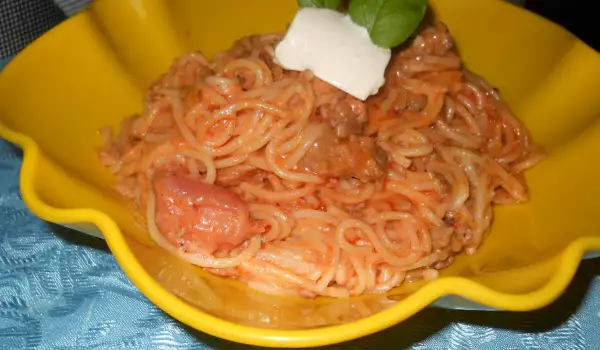 Спагетти с мясным фаршем и сметаной