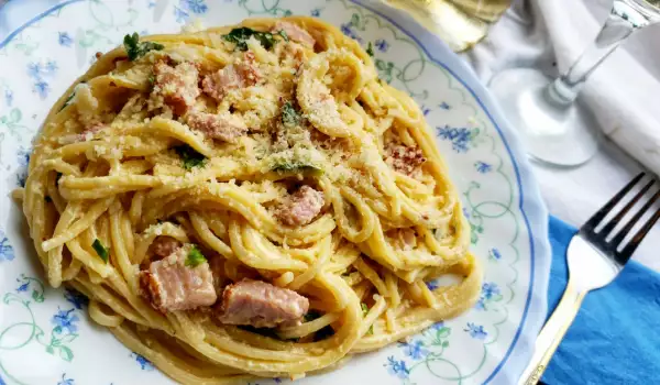 Спагетти карбонара с беконом и сливками
