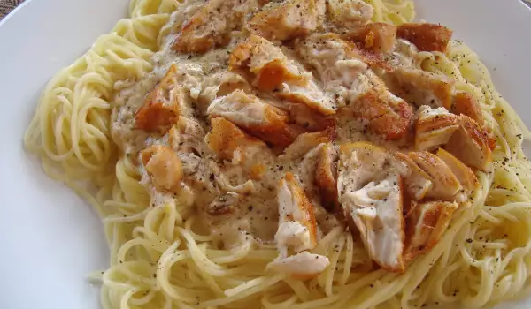 Спагетти с белым соусом и курицей