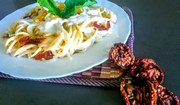 Спагетти с сушеными помидорами и тремя видами сыра