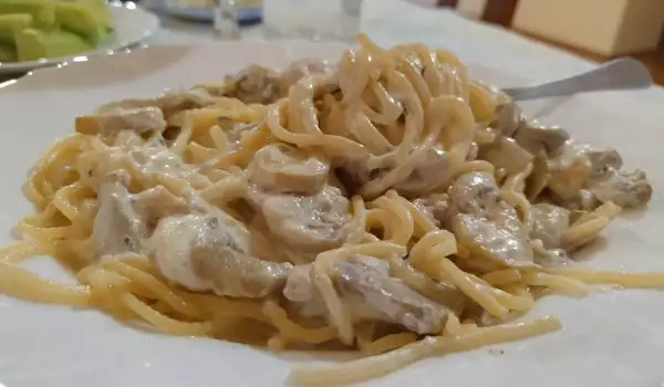 Спагетти с белым соусом и грибами