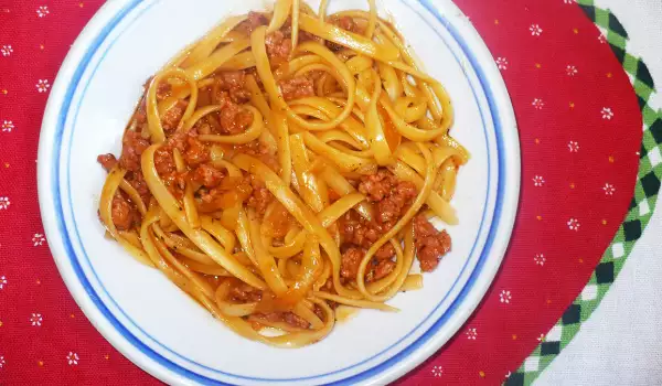Спагетти с мясным фаршем и луком
