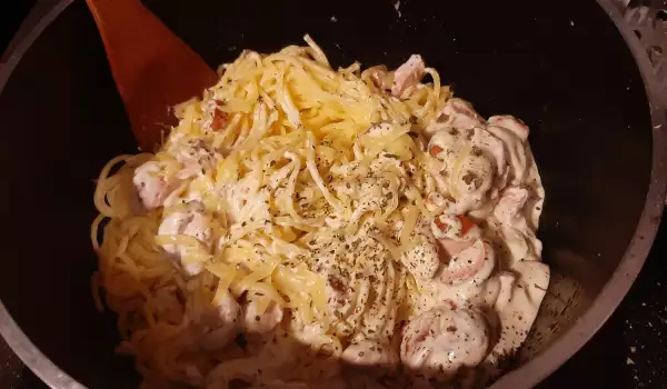 Спагетти со сливками и колбаской