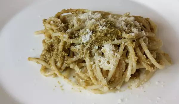 Спагетти с соусом песто и пармезаном