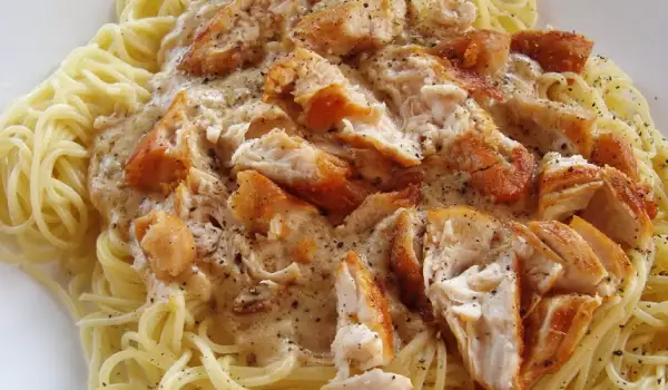 Спагетти с белым соусом и курицей