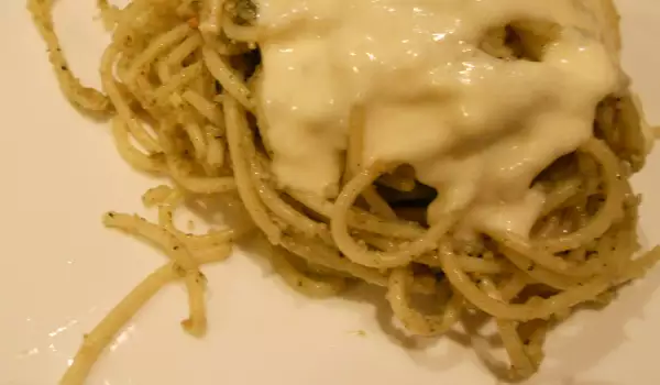 Спагетти с соусом песто и сливками