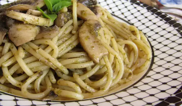 Спагетти с грибами и соусом песто