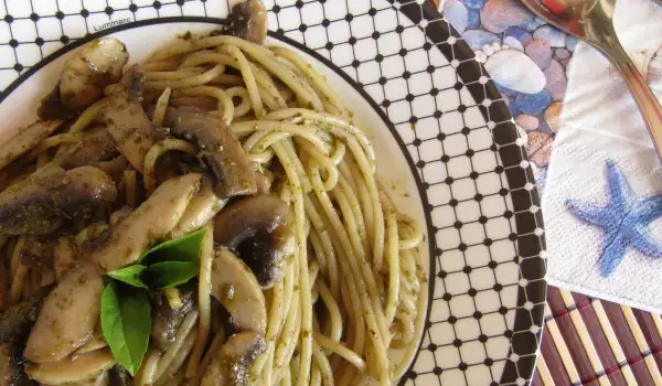 Спагетти с грибами и соусом песто