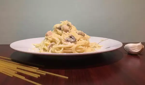 Спагетти с курицей, грибами и сливочным соусом