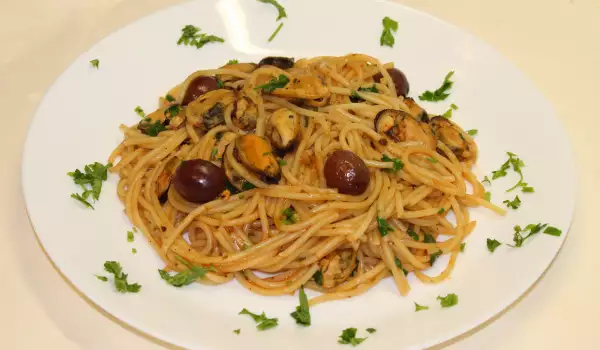 Спагетти с мидиями и соусом песто