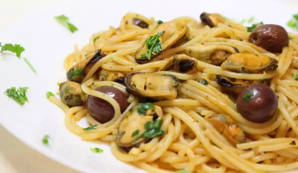 Спагетти с мидиями и соусом песто