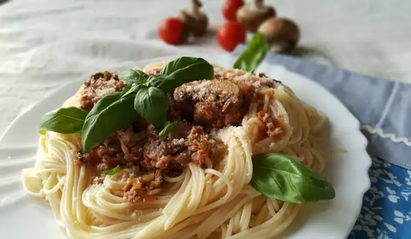 Спагетти с соусом Болоньезе и грибами