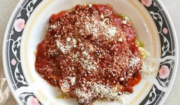 Спагетти из кабачков с томатным соусом