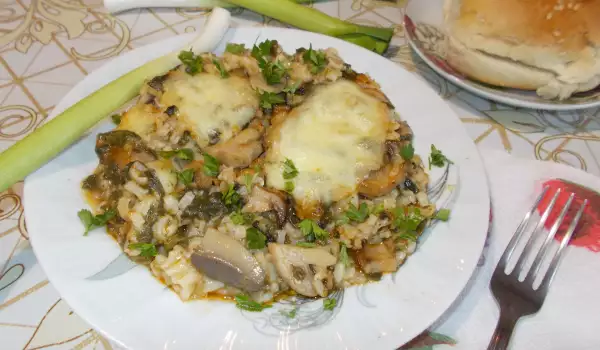 Шпинат, запеченный с рисом, грибами и моцареллой