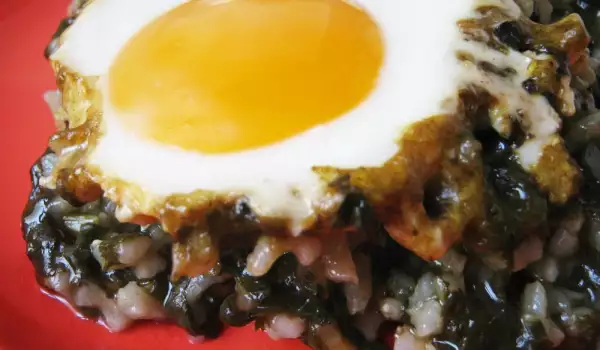 Шпинат с рисом и яйцами в духовке
