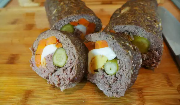 Рулет Стефани со сливочным соусом