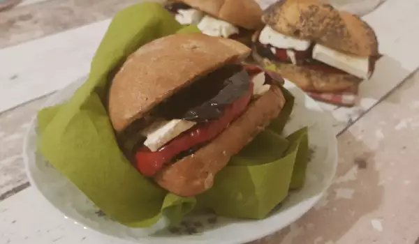 Холодный сэндвич с кабачком, баклажаном и брынзой