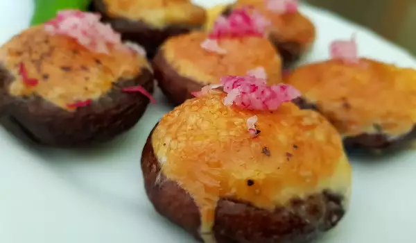 Фаршированные грибы с яйцом и сыром