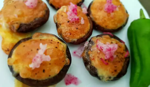 Фаршированные грибы с яйцом и сыром