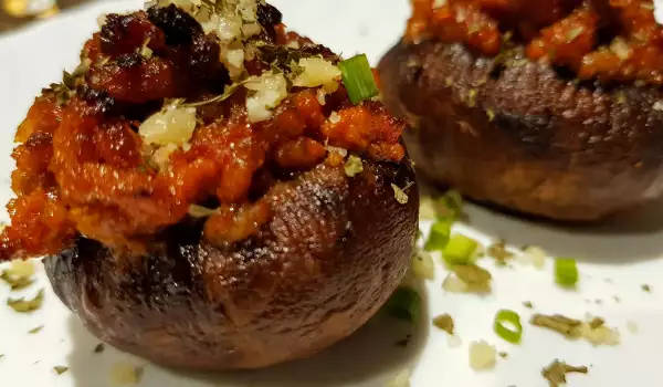 Фаршированные грибы с фаршем и брынзой