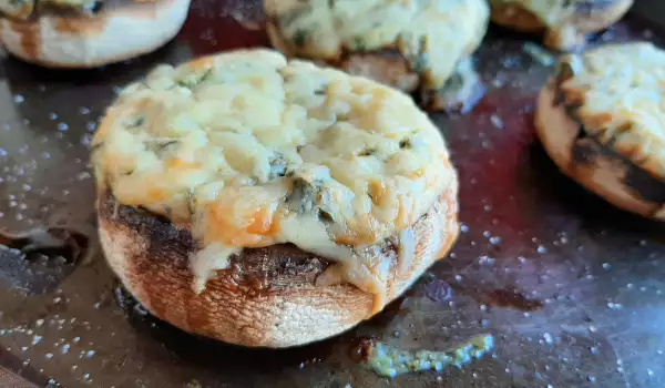Фаршированные грибы со сливочным сыром и шпинатом