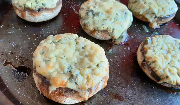 Фаршированные грибы со сливочным сыром и шпинатом