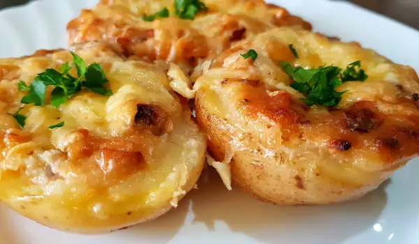 Картофель, фаршированный грибами и плавленым сыром