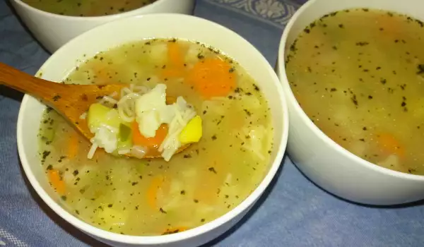 Овощной суп с цветной капустой, вермишелью и мятой