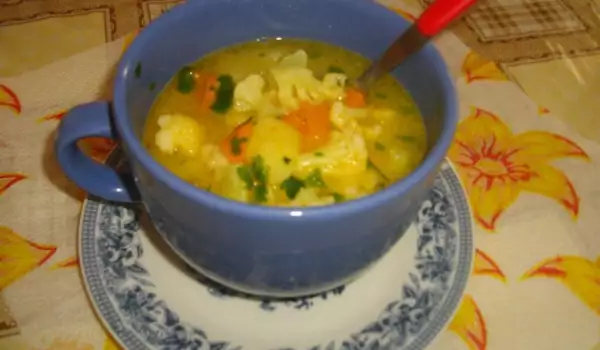 Суп из цветной капусты, моркови и сельдерея