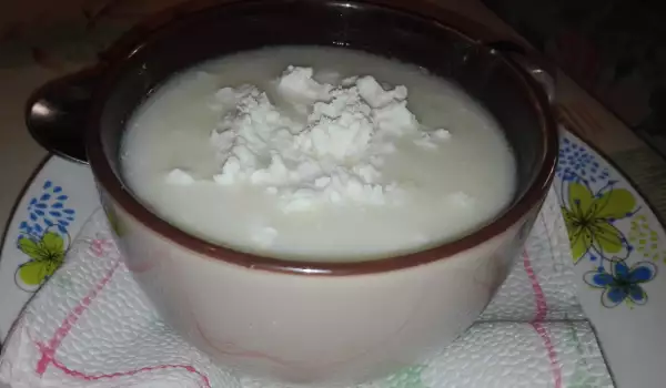 Молочный суп с брынзой и лапшой